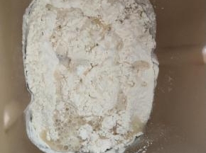 2、除黄油和核桃外全部材料放入面包机揉面。