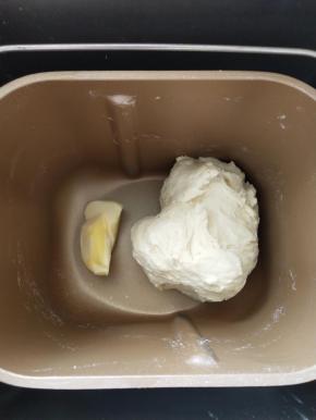 3、揉成团后放入软化的黄油继续揉。