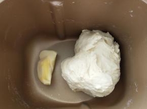 3、揉成团后放入软化的黄油继续揉。