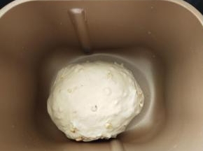 6、滚圆后进行基础发酵，大概40分钟。发酵到2倍大。