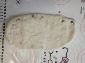 8、面团擀成椭圆形，翻面。