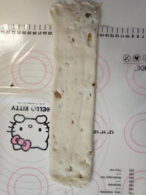 9、将左右两边向中间折叠，压薄底边。