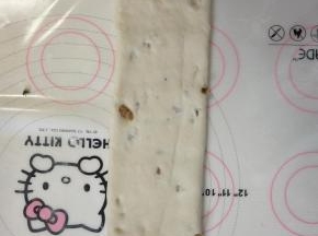 9、将左右两边向中间折叠，压薄底边。