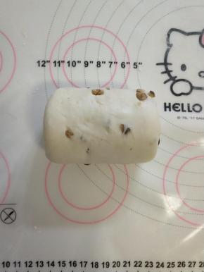 10、从上往下卷起，收紧封口。