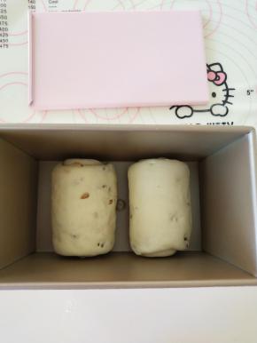 11、放入学厨凯蒂450克土司盒中发酵。