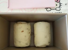 11、放入学厨凯蒂450克土司盒中发酵。