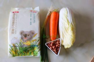 面条制作食材：金龙鱼澳麦粉300克、水170克。大碗配料：大白菜、胡萝卜、花生米、香葱、油、盐、酱油、芝麻油。