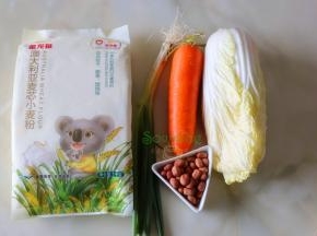 面条制作食材：金龙鱼澳麦粉300克、水170克。大碗配料：大白菜、胡萝卜、花生米、香葱、油、盐、酱油、芝麻油。