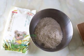 金龙鱼澳大利亚麦芯粉300克倒入厨师机，加入170克的水，开始用低速搅动1分钟，然后换四挡搅拌3分钟。