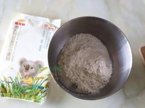 金龙鱼澳大利亚麦芯粉300克倒入厨师机，加入170克的水，开始用低速搅动1分钟，然后换四挡搅拌3分钟。