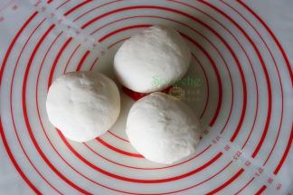 搅拌好的面团分三等分，揉搓光滑，盖一块湿布静放10分钟醒面。