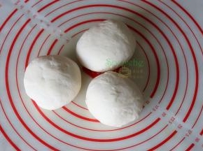 搅拌好的面团分三等分，揉搓光滑，盖一块湿布静放10分钟醒面。