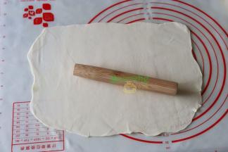取一小团，用擀面杖擀成长方形的面皮，厚薄适中。