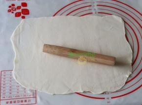 取一小团，用擀面杖擀成长方形的面皮，厚薄适中。