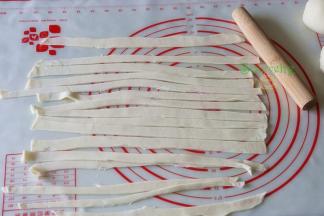 擀好的面皮，用刀切成1厘米左右的宽，剩余的二个面团按相同的方法做。