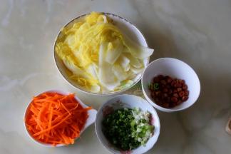 大白菜、胡萝卜、分别洗净切好，放入煮锅烫熟捞出。