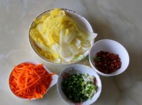 大白菜、胡萝卜、分别洗净切好，放入煮锅烫熟捞出。