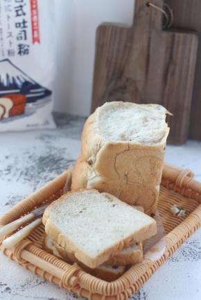 14、出炉震出热气，脱模放凉。表面可以刷一层融化的黄油，会更好看。