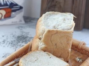 14、出炉震出热气，脱模放凉。表面可以刷一层融化的黄油，会更好看。