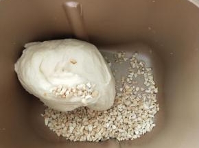 加入切碎的核桃仁揉匀。