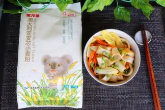 香葱洗净切好，花生米炒熟。把配菜放入面条上面，淋上烧热的油，拌均即可吃。