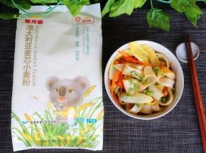香葱洗净切好，花生米炒熟。把配菜放入面条上面，淋上烧热的油，拌均即可吃。