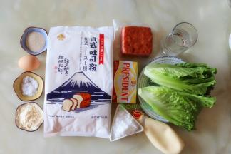 制作过程：以下配料450克吐司模具一个：金山日式吐司粉270克、细砂糖40克、黄油25克、蛋液20克、盐1克、干酵母4克、奶粉12克、水145克
三明治食材：火腿、生菜、沙拉、吐司片