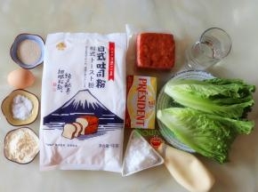 制作过程：以下配料450克吐司模具一个：金山日式吐司粉270克、细砂糖40克、黄油25克、蛋液20克、盐1克、干酵母4克、奶粉12克、水145克
三明治食材：火腿、生菜、沙拉、吐司片
