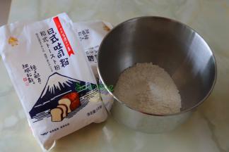 金山日式吐司粉、牛奶、细砂糖、蛋液、盐、干酵母倒入厨师机揉至面粉起筋放入软化的黄油，用高速挡面粉揉至扩展阶段。
