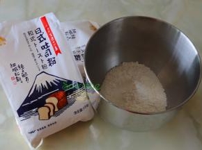金山日式吐司粉、牛奶、细砂糖、蛋液、盐、干酵母倒入厨师机揉至面粉起筋放入软化的黄油，用高速挡面粉揉至扩展阶段。