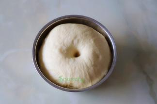 把面团揉至光滑，盖上一块湿布，在室温下发酵到2倍大，第一次发酵完成。