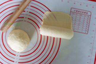 擀好的面团，往上贴紧卷起来，收口处可以擀的更薄更贴紧。