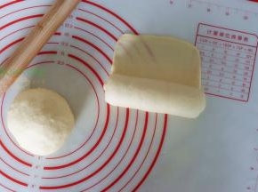 擀好的面团，往上贴紧卷起来，收口处可以擀的更薄更贴紧。