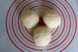 把发酵好的面团，挤出面团内的空气，分成3个小面团，静放10分钟，中间发酵。