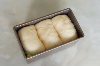 吐司盒的面团发酵至8-9分满，取出。同时把烤箱能的温水也取出。