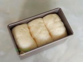 吐司盒的面团发酵至8-9分满，取出。同时把烤箱能的温水也取出。