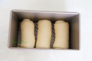 卷好的面团放入450克的吐司盒，烤箱内放一盘温水，吐司盒放入烤箱内，时间45分钟，功能按发酵温度在38度左右