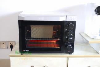 烤箱预约，165度，35分钟，上下火，把吐司放入烤箱中下层。烤好的吐司倒扣放凉脱模。