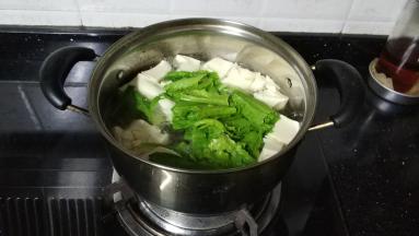 豆腐切块，菜洗干净切段