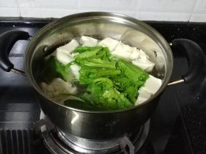 豆腐切块，菜洗干净切段