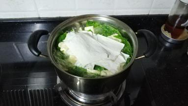 水再次开后，将燕肉皮一片片放入