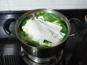 水再次开后，将燕肉皮一片片放入