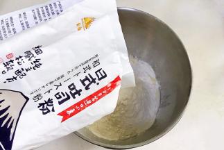 搅拌桶内加入牛奶、鸡蛋液、糖、盐、金山日式吐司粉和酵母粉。