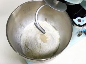 启动厨师机和面功能。