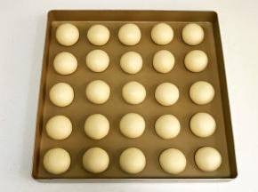 依次滚圆后放入不粘烤盘中。