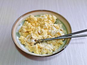 首先将玉米面粉与白面粉，糖混合，再加入酵母粉，分次加入温水，一边用筷子搅拌成絮状，且无干粉。