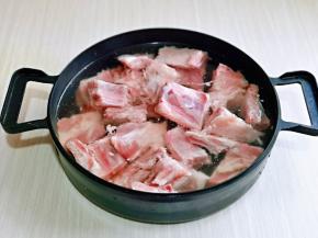 猪排骨，冷水泡30分钟。