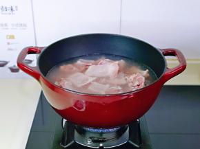 泡好的排骨焯水，冷水下锅烧开煮2-3分钟，捞出用温水冲洗干净，淋干水分备用。