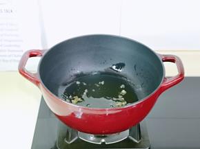 起油锅，加入冰糖，小火将冰糖炒化，至褐色。