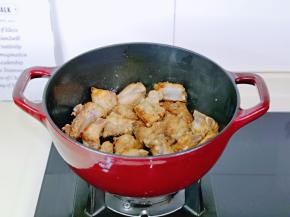 再加入排骨，翻炒均匀。